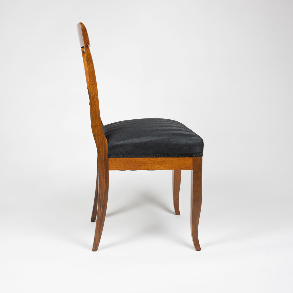Stuhl in Seitenansicht im Biedermeier Stil mit schwarz gepolsterter Sitzfläche