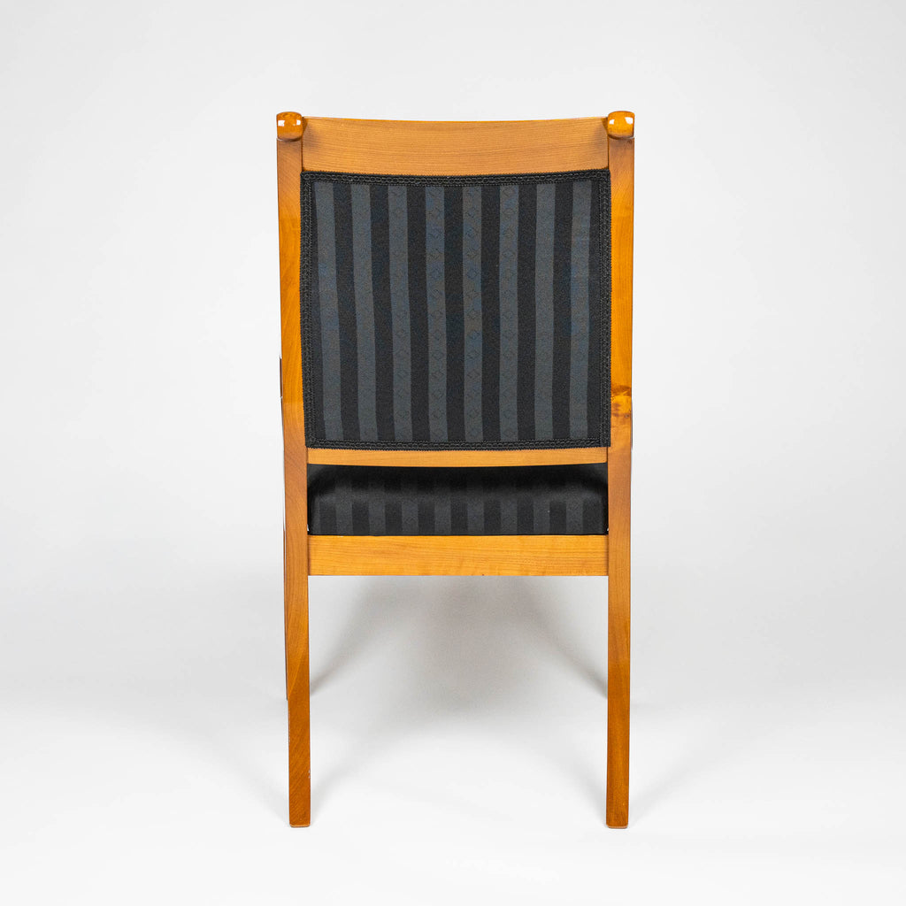 Biedermeier Replika Kirschbaum Stuhl mit Armlehnen mit schwarz gestreiftem Stoff Rückenansicht