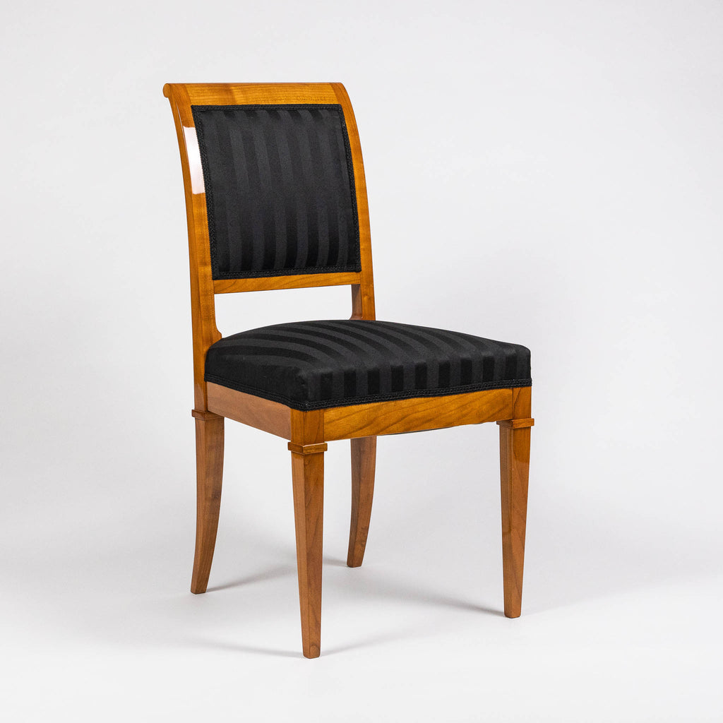 Produktfoto eines sehr bequemen Biedermeier Esszimmer Stuhles mit gepolsterter Sitzfläche und Rückenlehne