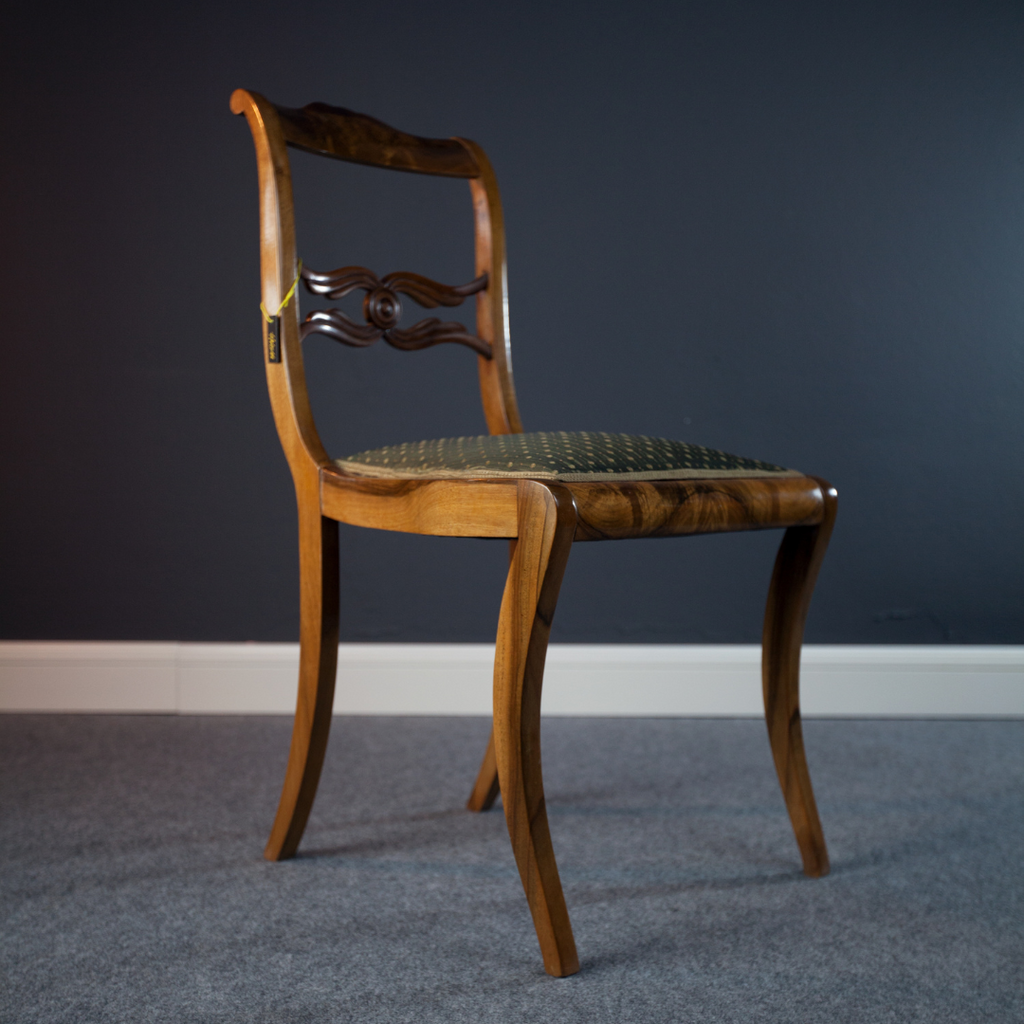 Antiker Biedermeier Stuhl restauriert mit Schellackpolitur in Nussbaum durch Holz66 in Hannover