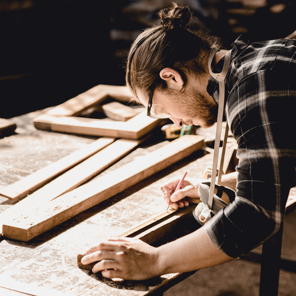 Tischler Holz66 bei der Arbeit mit Massivholz Nach Maß und Antiquitätenrestaurierung