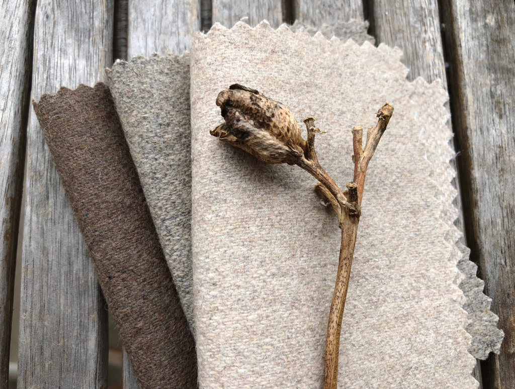 Bezugsstoff aus reiner Wolle für hochwertige Massivholzstühle von Holz66