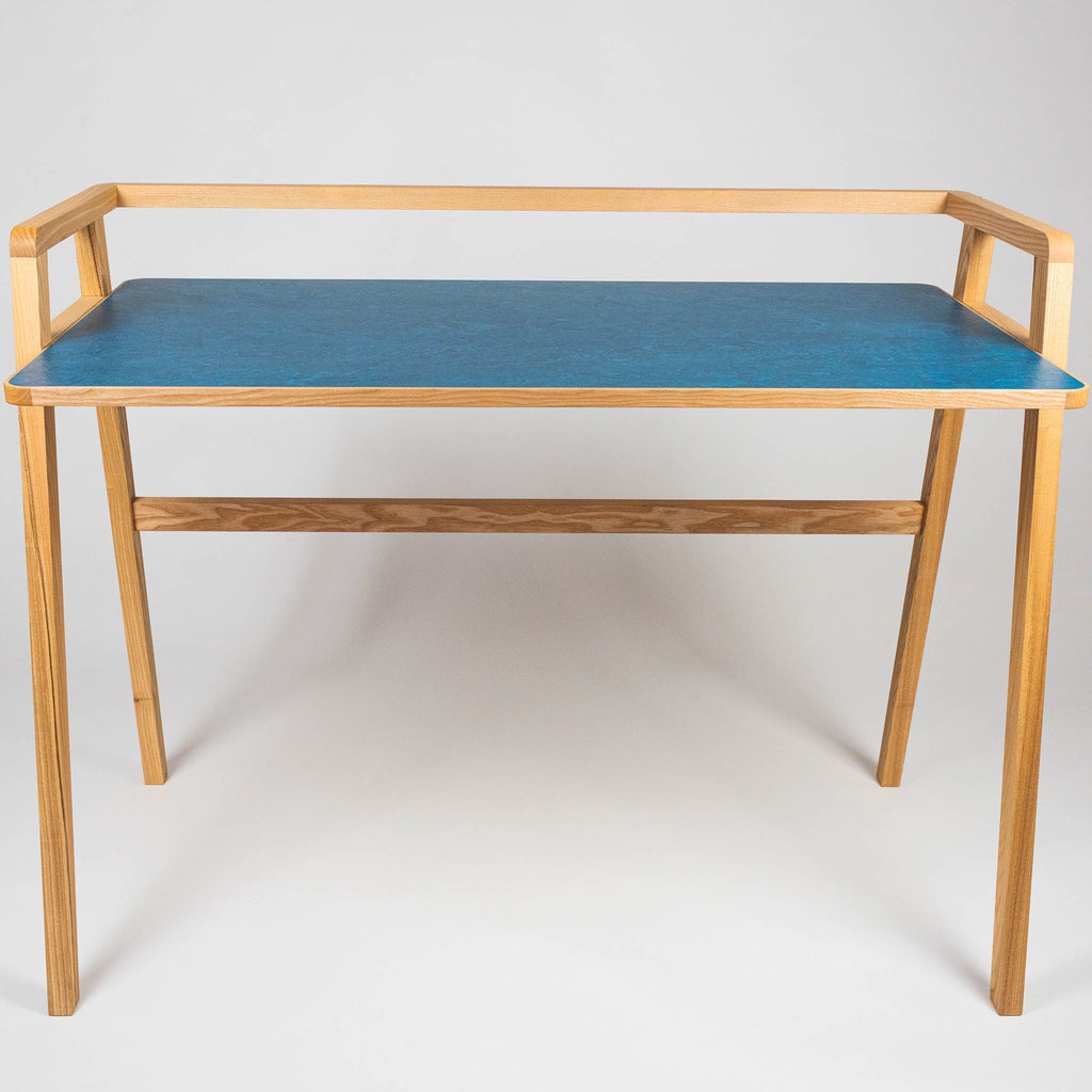 Moderner Schreibtisch aus massiver Esche mit Blauer Linoleumplatte