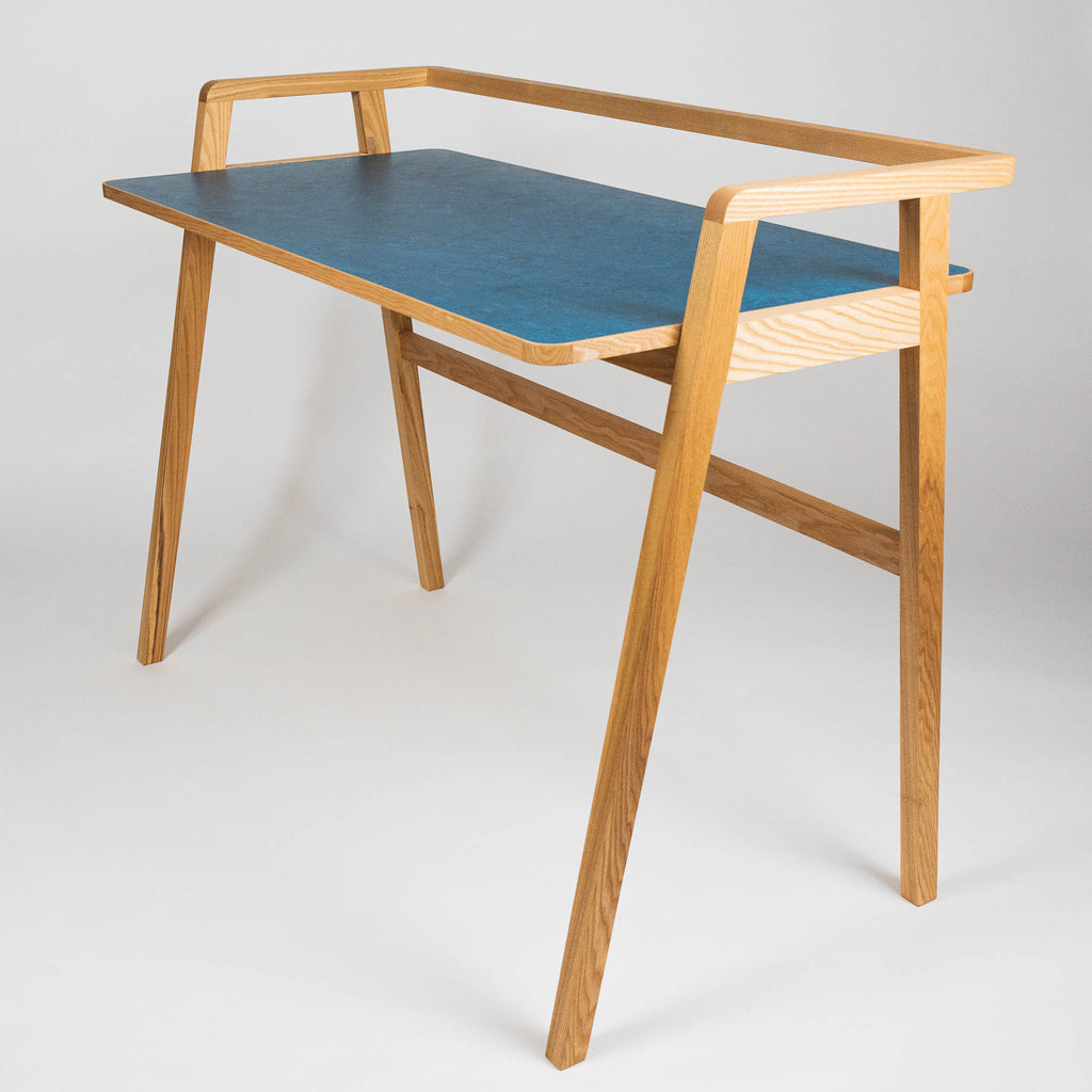 Moderner Schreibtisch aus massivem Eschenholz mit Blauer Linoleumplatte