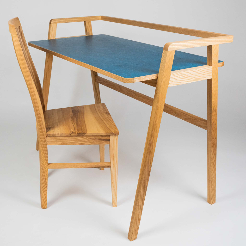 Moderner Schreibtisch aus massivem Eschenholz mit Blauer Linoleumplatte mit Stuhl Linus