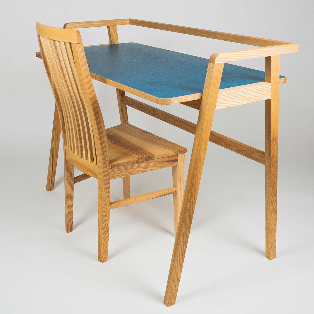 Moderner Schreibtisch aus massivem Eschenholz mit Blauer Linoleumplatte mit Stuhl in Esche