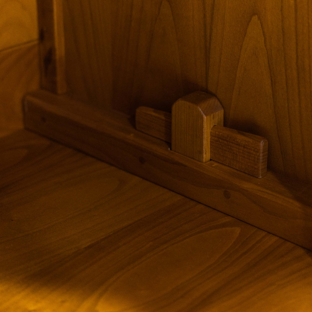 Keilensystem aus Holz in einem Bücherschrank mit Vitrine