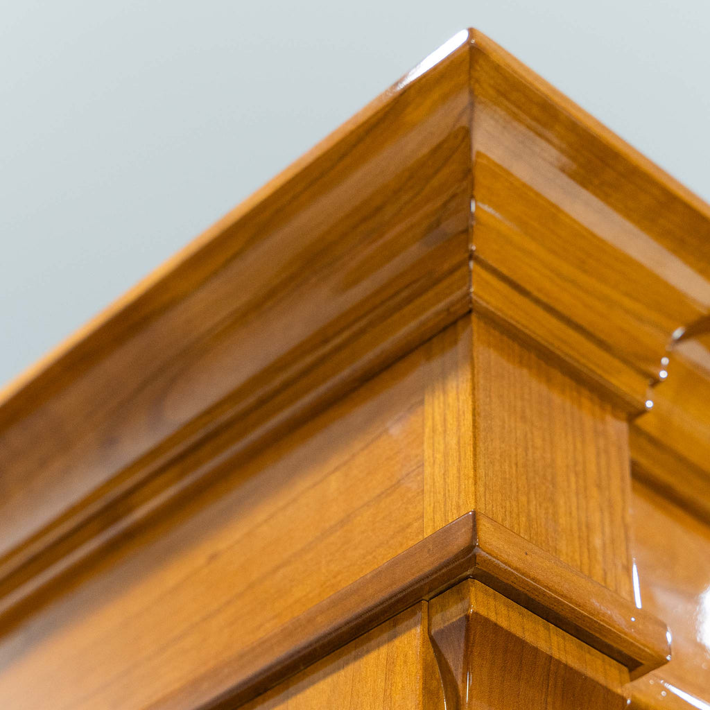 Detailfoto von Kirschbaum Krone eines Biedermeier Möbelstücks