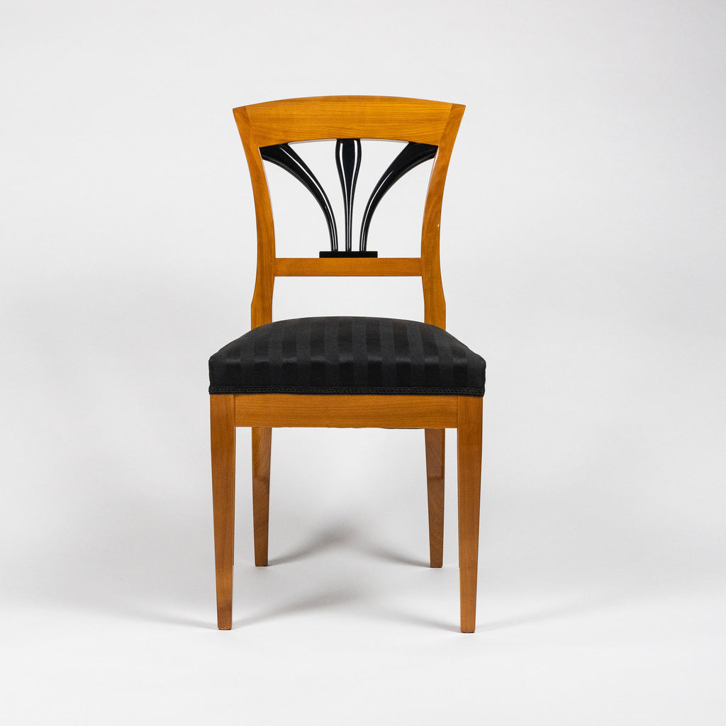 Esszimmerstuhl aus Kirschebaum Biedermeier Replik mit gerundeter Rückenlehne und schwarz gestreiften Sitzfläche von Holz66 Frontansicht