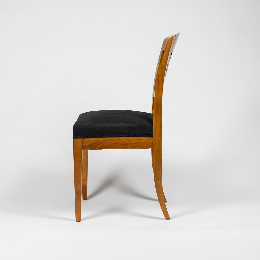 Seitenansicht eines Stuhles für das Esszimmer im Biedermeier Style
