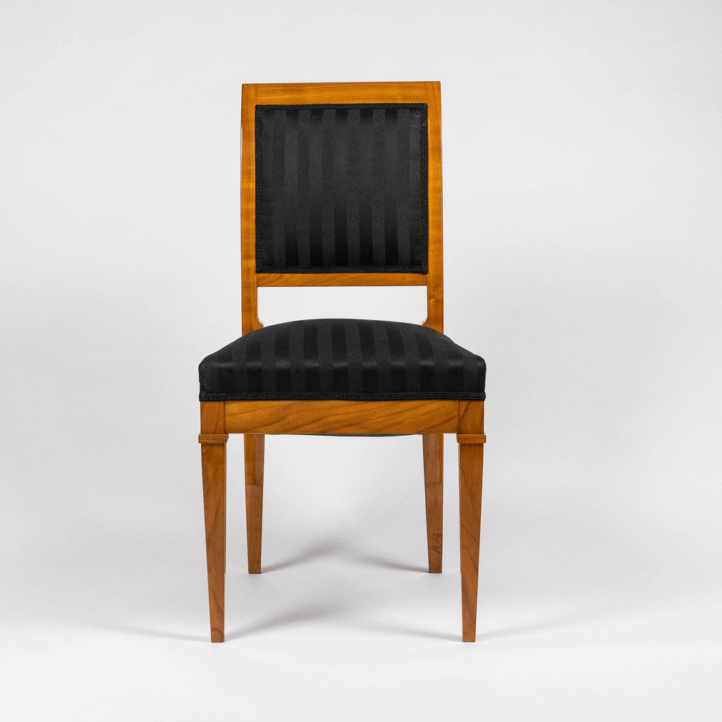 Frontansicht Produktfoto eines sehr bequemen Biedermeier Esszimmer Stuhles mit gepolsterter Sitzfläche und Rückenlehne