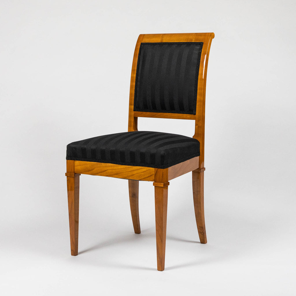 Seitliche Frontalansicht Produktfoto eines sehr bequemen Biedermeier Esszimmer Stuhles mit gepolsterter Sitzfläche und Rückenlehne