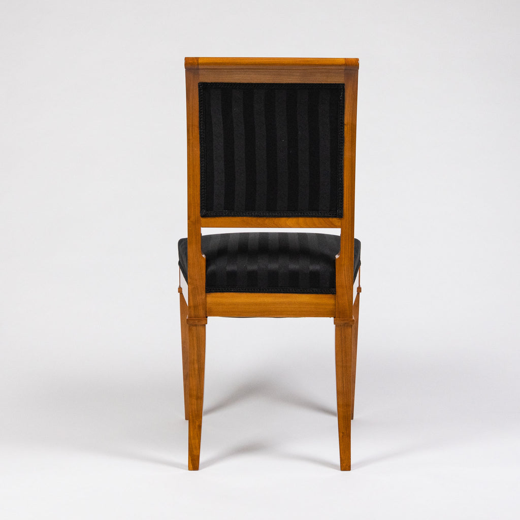 Rückenansicht zum Produktfoto eines sehr bequemen Biedermeier SEsszimmer Stuhles mit gepolsterter Sitzfläche und Rückenlehne