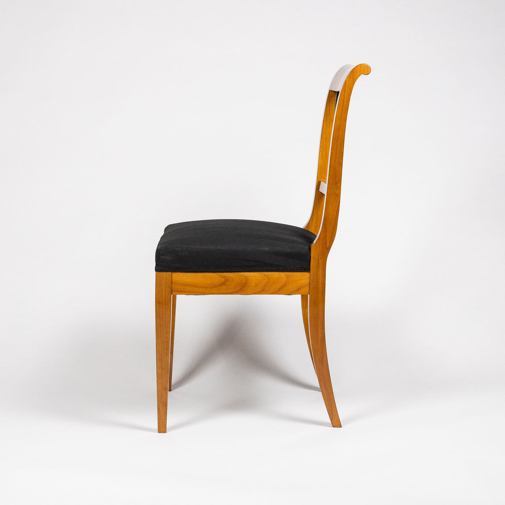 Seitenansicht des Stuhles Schoppe im Biedermeier Stil aus Kirschbaumholz mit schwarz gestreifter Polsterung und ebonisierten Dekoelementen in der Rückenlehne