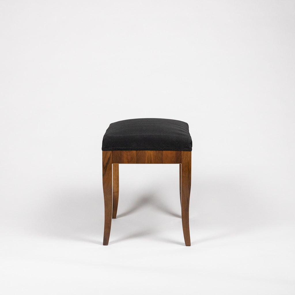 Biedermeier Hocker aus Nussbaum mit schwarz gepolsterter Sitzfläche Seitenansicht