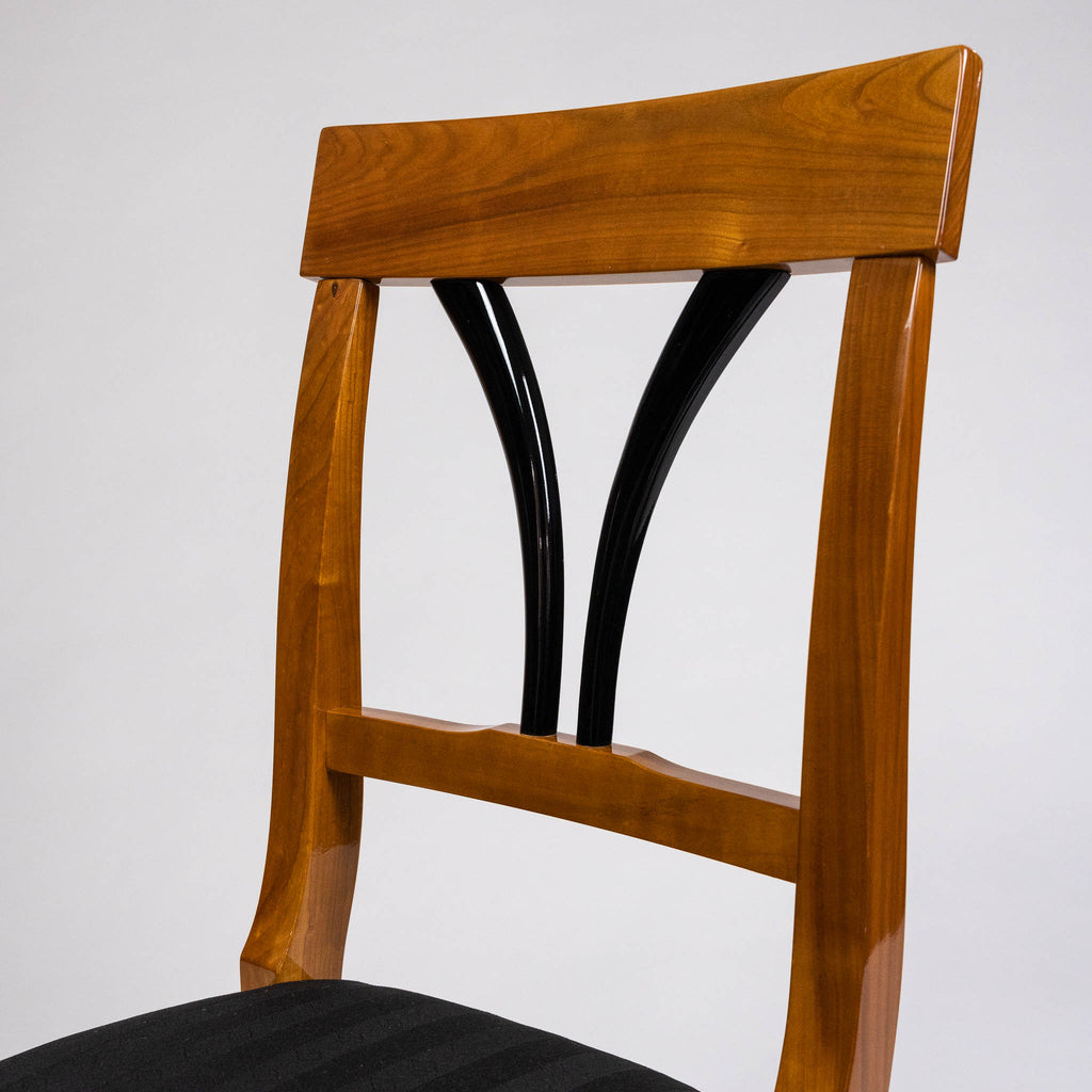 Detailfoto der Rückenlehne eines Biedermeier Stuhles mit ebonisierten Dekoelementen
