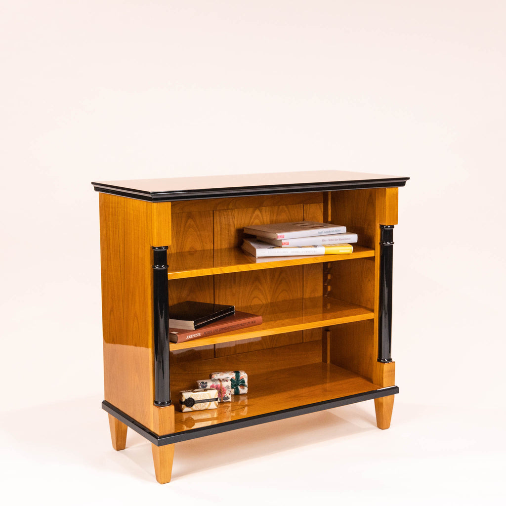 Produktfoto von Niedrigem Bücherregal SOCKL mit höhenverstellbaren Böden aus hochwertigem Kirschholz