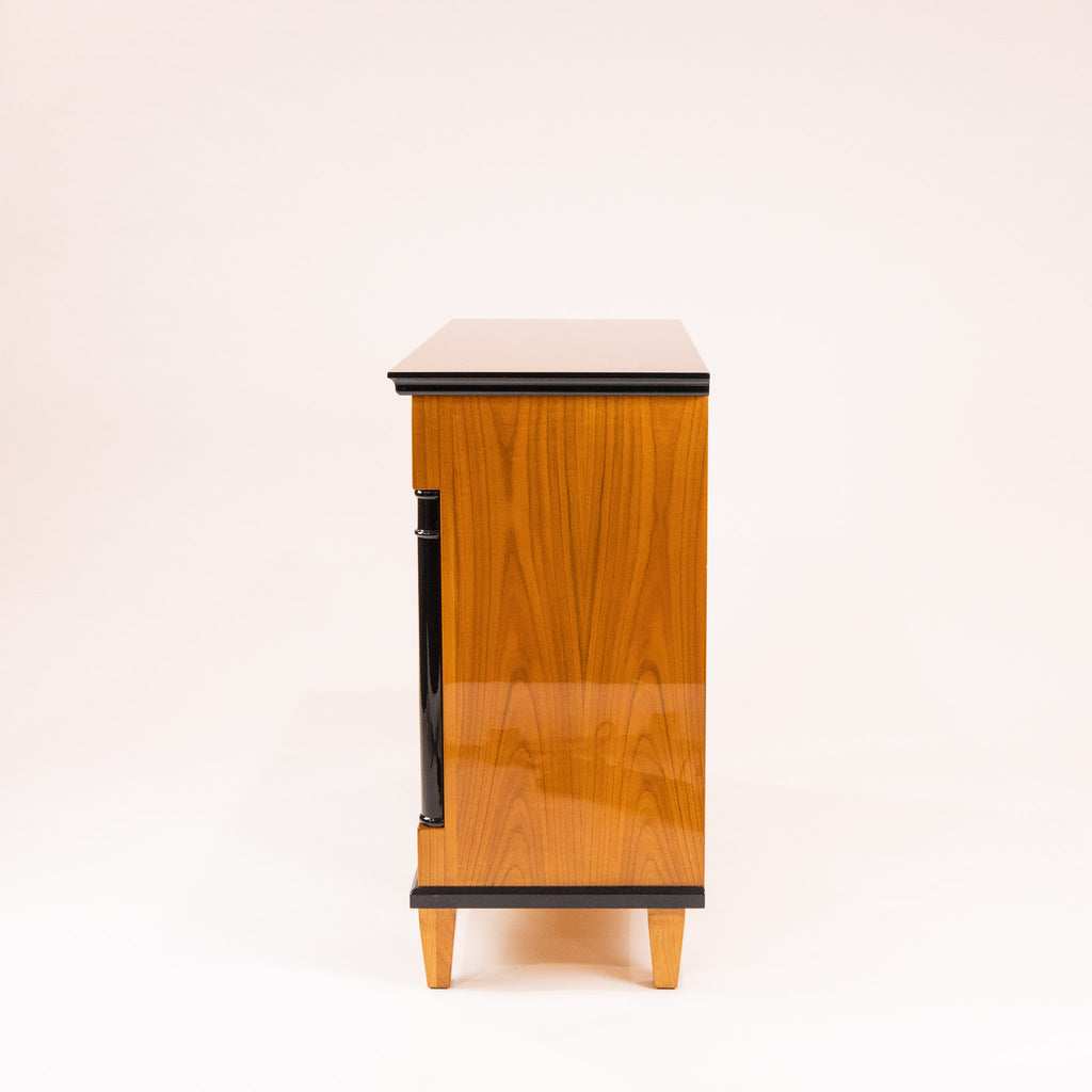 Produktfoto von Niedrigem Bücherregal SOCKL mit höhenverstellbaren Böden aus hochwertigem Kirschholz mit schwarzen SäulenSeitenansicht