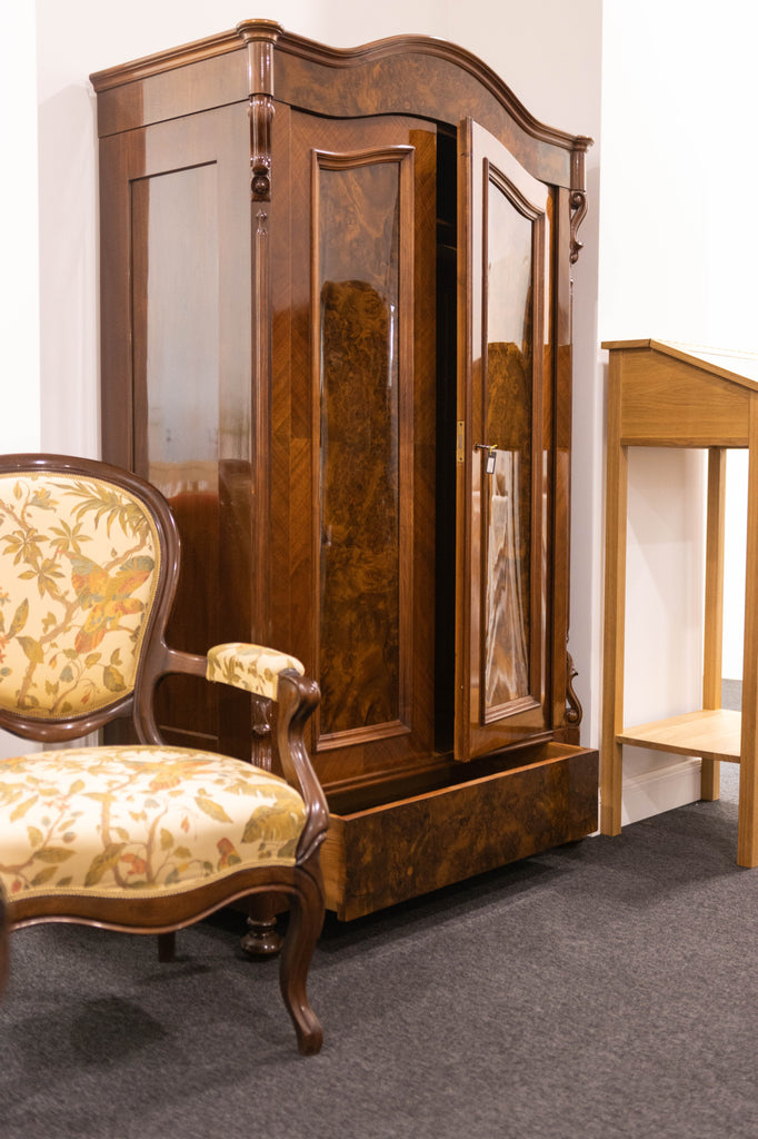 Antiker Kleiderschrank Louis Philipp Seitenansicht mit Sessel