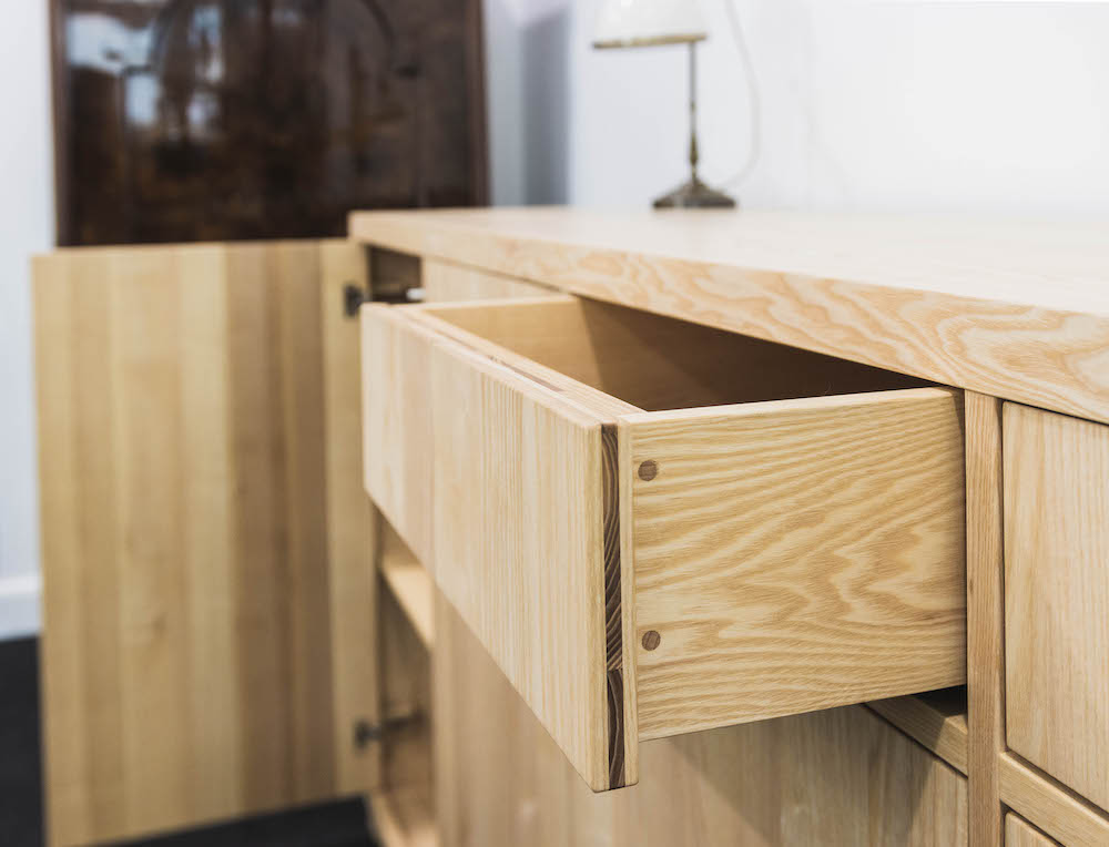 Schublade aus Drei-Schicht-Holz mit Silent Close Funktion Eschenholz